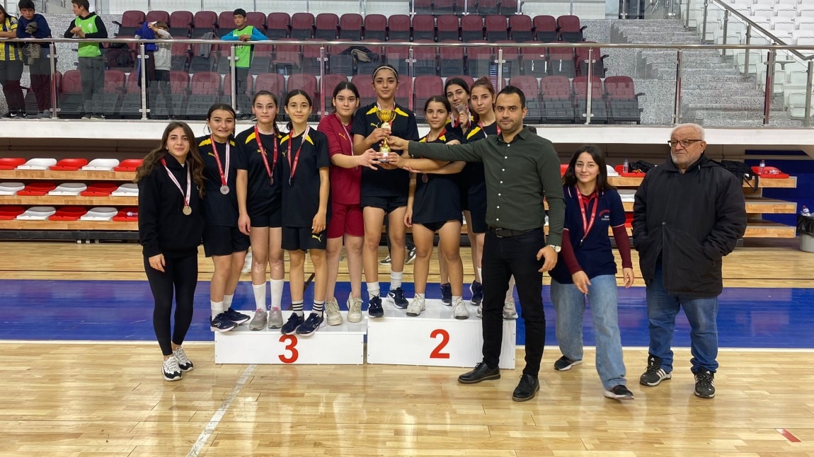 HENTBOLL KIZLARDA BAŞARILI SPORCULARIMIZ